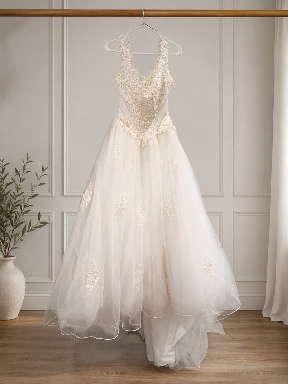 Michelangelo Wedding Dress Size 4 Lace Beaded Ball Gown Train